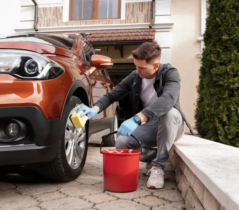 Lavage auto à domicile Monétay-sur-Allier : professionnel intervenant sur un véhicule